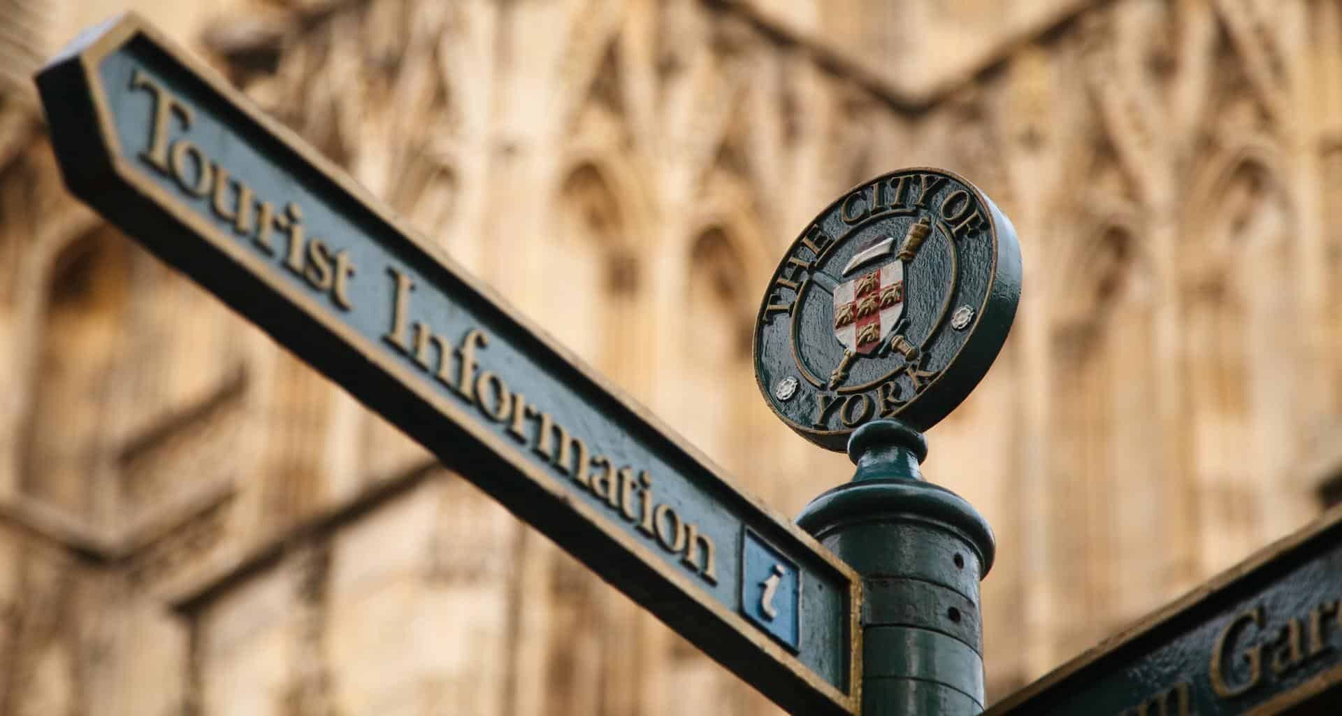 un cartello stradale