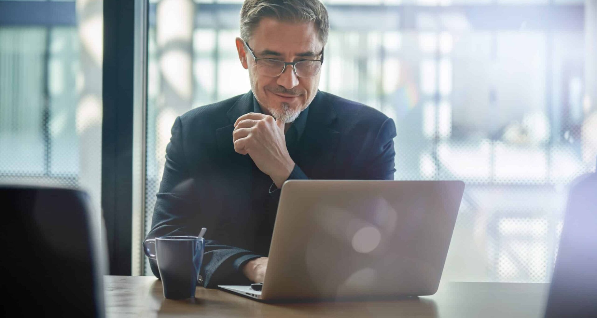 un senior in ufficio