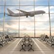 un aereo decolla in un aeroporto vuoto